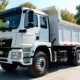 Camion benne blanc 3 5 tonnes sur une allée propre
