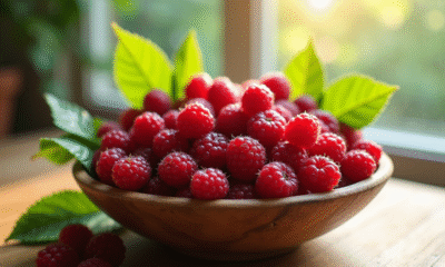 Belles boules de fruits endrin dans un bol en bois sur une table lumineuse
