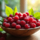 Belles boules de fruits endrin dans un bol en bois sur une table lumineuse