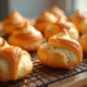 Choux pâtisserie dorés et croustillants sur un grille en bois