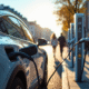 Voiture électrique en charge dans une ville ensoleillée